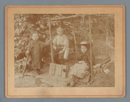 Portrait of Ad, Johanna and Han van der Kop in a garden