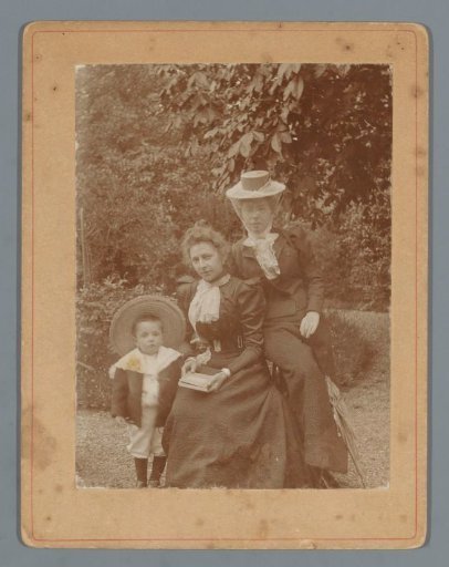 Portrait of Wilhelmina Gerarda Hoogendijk with her son Han and an unknown woman in a garden (possibly) in Schoonhoven