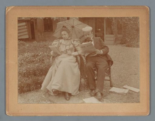 Portrait of Willem Carel van der Kop and his wife Wilhelmina Gerarda Hoogendijk with a newspaper and a book in a garden
