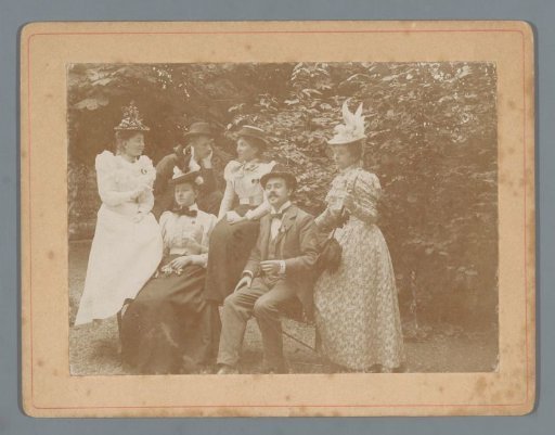 Group portrait of Wilhelmina Gerarda Hoogendijk with (probably) a group of friends in a garden