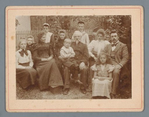 Group portrait of the Hoogendijk family in a garden