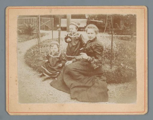 Portrait of Wilhelmina Gerarda Hoogendijk and her children Ad and Johanna van der Kop in a garden