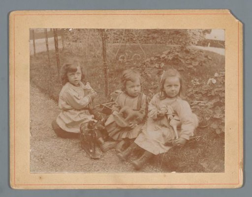 Portrait of the children Ad, Johanna and Han van der Kop in a garden