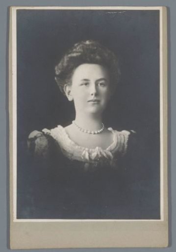 Portrait of Queen Wilhelmina with a pearl necklace