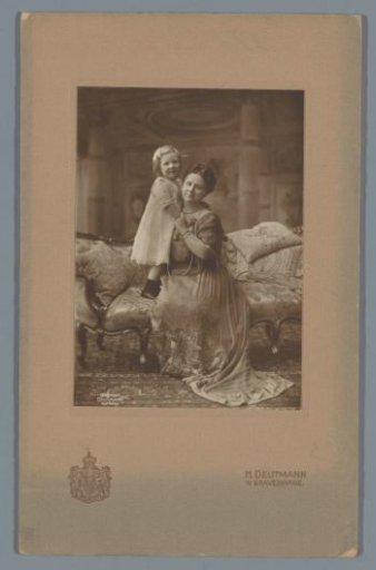 Portrait of Queen Wilhelmina and Princess Juliana