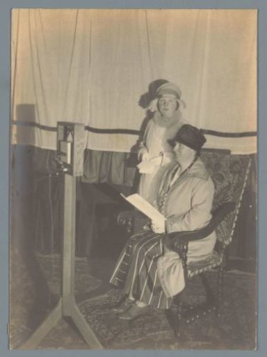 Queen Wilhelmina and Princess Juliana at the first shortwave radio broadcast of Philips to overseas territories