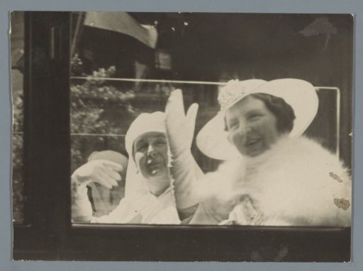 Portrait of Queen Wilhelmina and Princess Juliana in a carriage