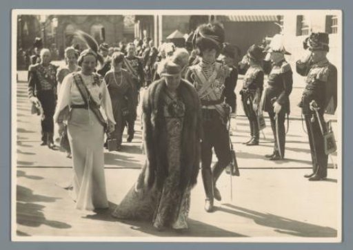 40th anniversary of the reign of H.M. the Queen, Amsterdam, 6 September 1938. The royal family on the way to the New Church, for the official commemoration