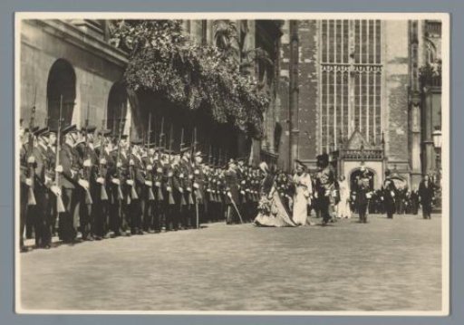 40th anniversary of the reign of H.M. the Queen, Amsterdam, 6 September 1938. Returning from the New Church