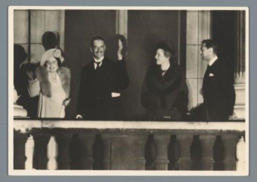 London, 30 September 1938. Mr. and Mrs. Chamberlain, amidst the English royal couple on the balcony of Buckingham Palace, thanking for the enthusiastic reception after Chamberlain's return from the successful peace conference in Munich