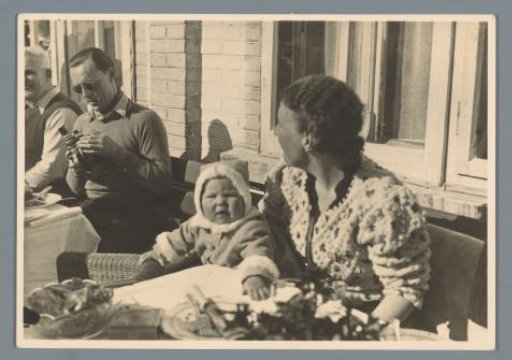 Prince Bernhard, Princess Beatrix and Princess Juliana in the sun during the winter sports holiday in Grindelwald