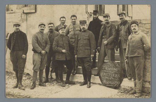 Group portrait of (presumably) armorers of the Deuxième régiment du génie