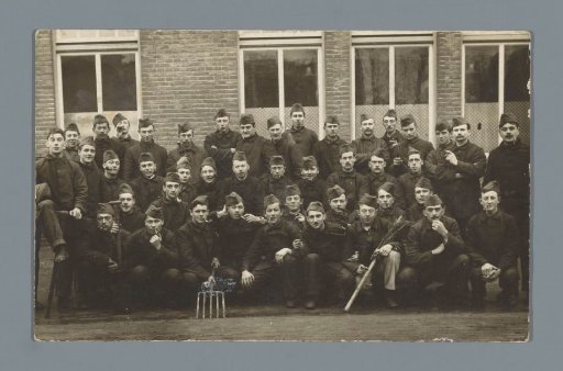 Group portrait of soldiers in uniform in front of a building