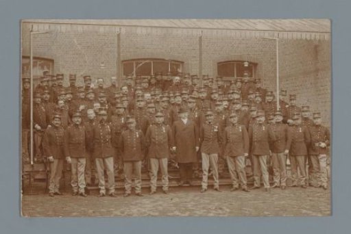 Group portrait of soldiers in uniform in front of a building