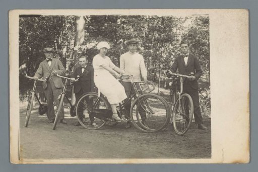 Group portrait of four unknown men and a woman with bicycles