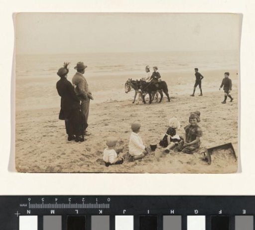 The pre-season in Scheveningen. The greatest pleasure for the children (...) a ride on Master Longears