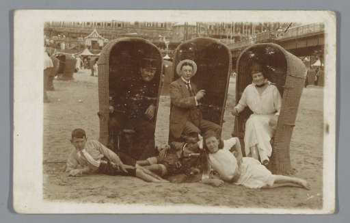 Group portrait of an unknown family on the beach (probably) in Scheveningen