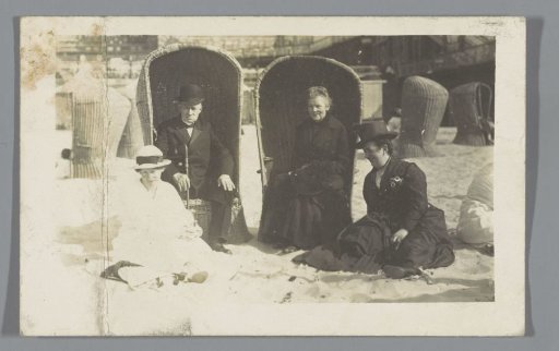 Portrait of an unknown family on the beach of Scheveningen
