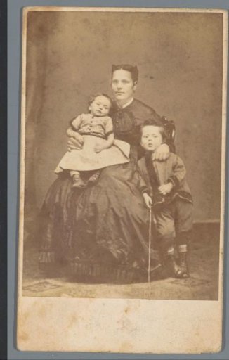 Portrait of Truus van Leeuwen with her children Dirk and Teun