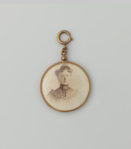 Portraits of an unknown woman and four unknown women
