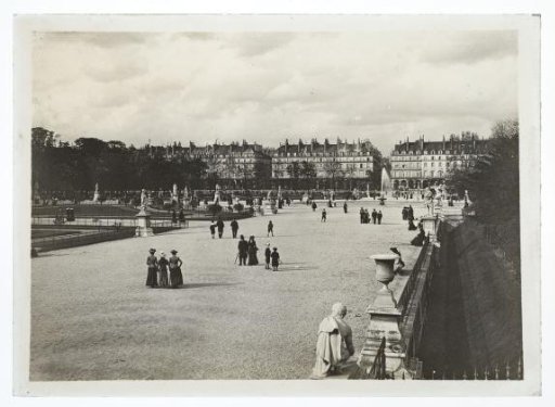 People walking in the Tuileries, Paris