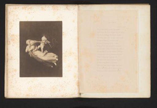 Fotoreproductie van een ontwerp van twee vliegende, elkaar omhelzende vrouwen met een putti op hun rug door Jean Louis Hamon