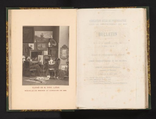 Schilder zittend in een atelier