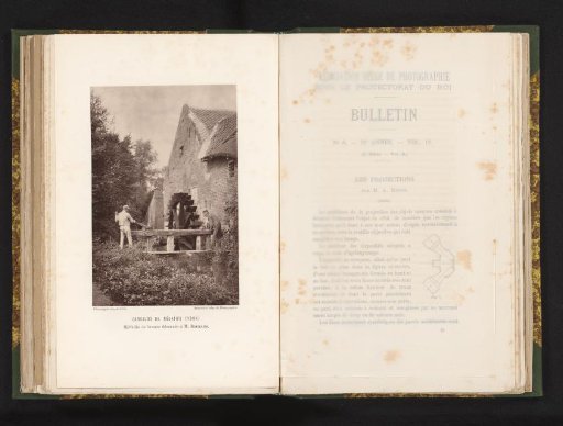 Twee mannen regelen het waterpeil bij een watermolen, te Eijsden