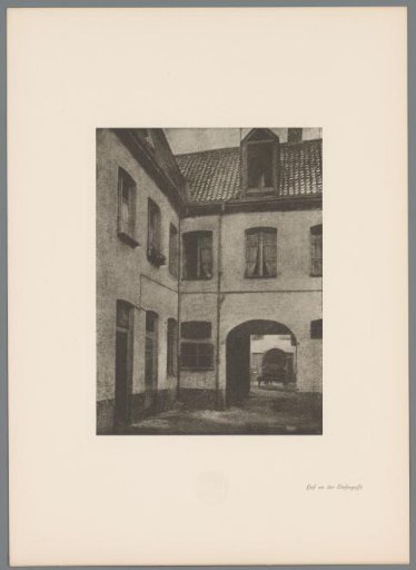 Reproduction of a gum print of a courtyard in the Liefergasse in Düsseldorf by Erwin Quedenfeldt