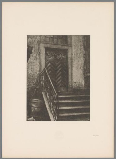 Reproduction of a gum print of an exterior door in Düsseldorf by Erwin Quedenfeldt