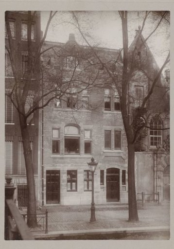 Office of the Guild of the Purple Hats at Oudezijds Voorburgwal 229 next to the Agnieten Chapel/Agnieten School, Amsterdam