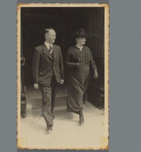 Portrait of two walking people, designated as the Jong