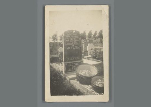 Tomb of Antje Schaaf and Jan Mendel