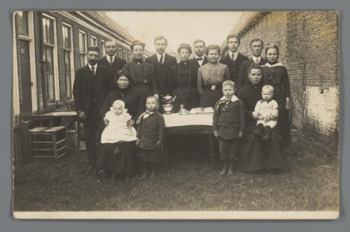 Group portrait of the Wielenga family standing around a table at Baljéebuurt 58, Leeuwarden