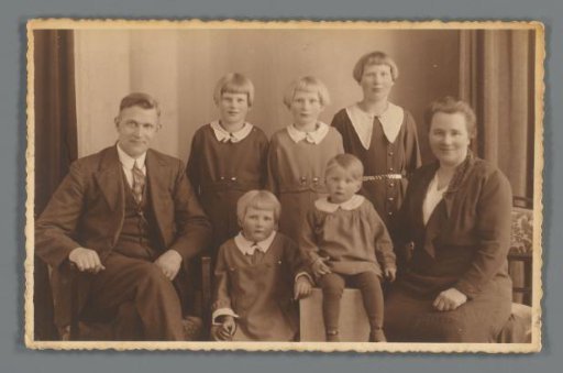 Group portrait of an unknown family with five children