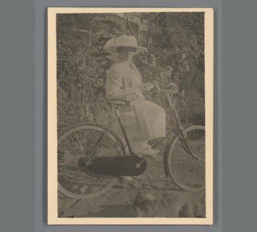 Portrait of Johanna Noordhoff with a bicycle in a garden