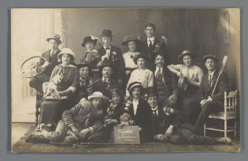 Group portrait of unknown members of the theater club Harmonie, Leeuwarden