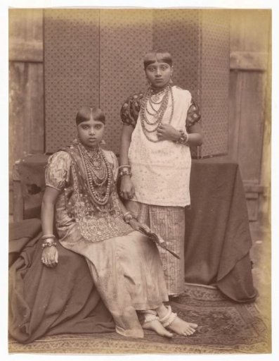 Portrait of two unknown women from Kandy, dressed in traditional clothes, Sri Lanka