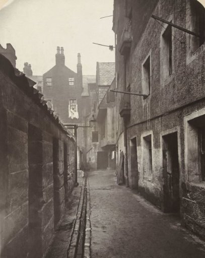 Alley near High Street in Glasgow