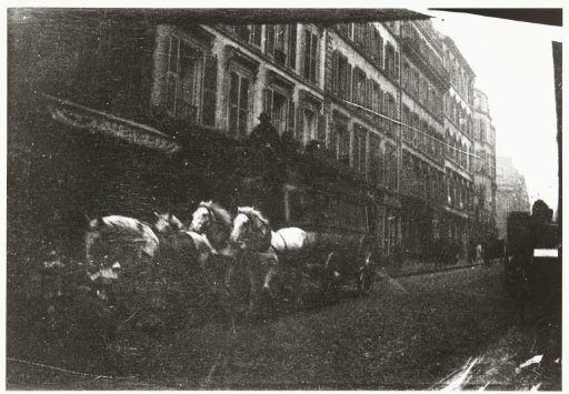 Straatgezicht met paarden en rijtuig in Parijs