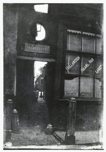 Doorkijk door de Omvalspoort in Haarlem
