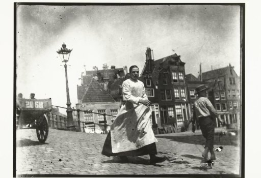 Straatgezicht op de kruising Lindengracht Lijnbaansgracht in Amsterdam