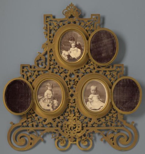 Standard with three photo-medallions, portraits of Princess Marie of Orange-Nassau and her children