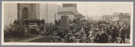 Willem Witsen with a group in front of the Bolivian Pavilion (San Francisco)