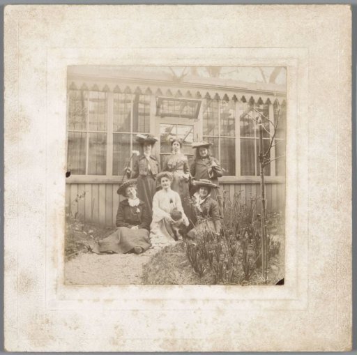 Marie Witsen with a group of women