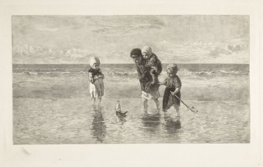 Vier kinderen spelen met speelgoedbootje op het strand in ondiep zeewater