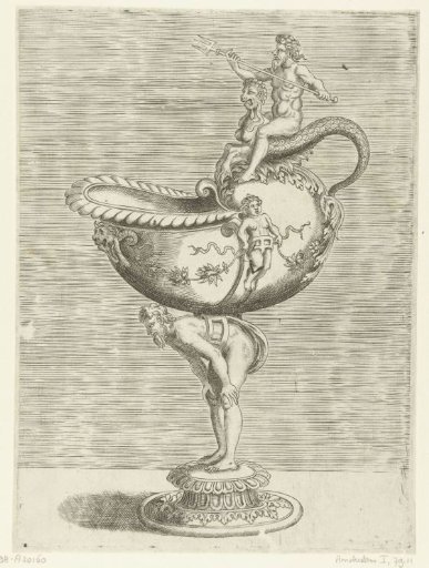 Nautilus bocal, resting on the back of a man who is stooping