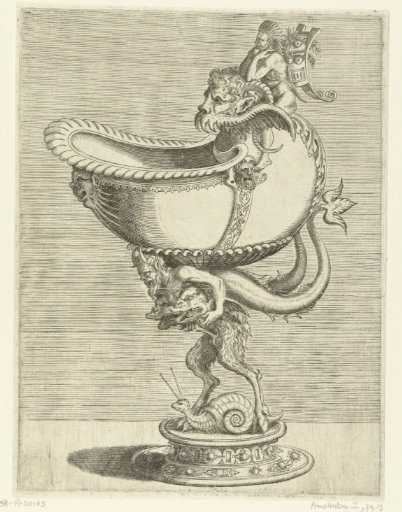 Nautilus bocal, resting on the back of a satyr