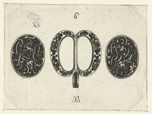 Buckle between two ovals