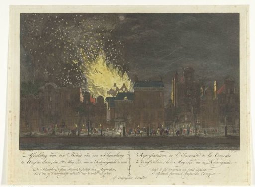 Fire of the theatre on the Keizersgracht in Amsterdam seen from the opposite side, 1772
